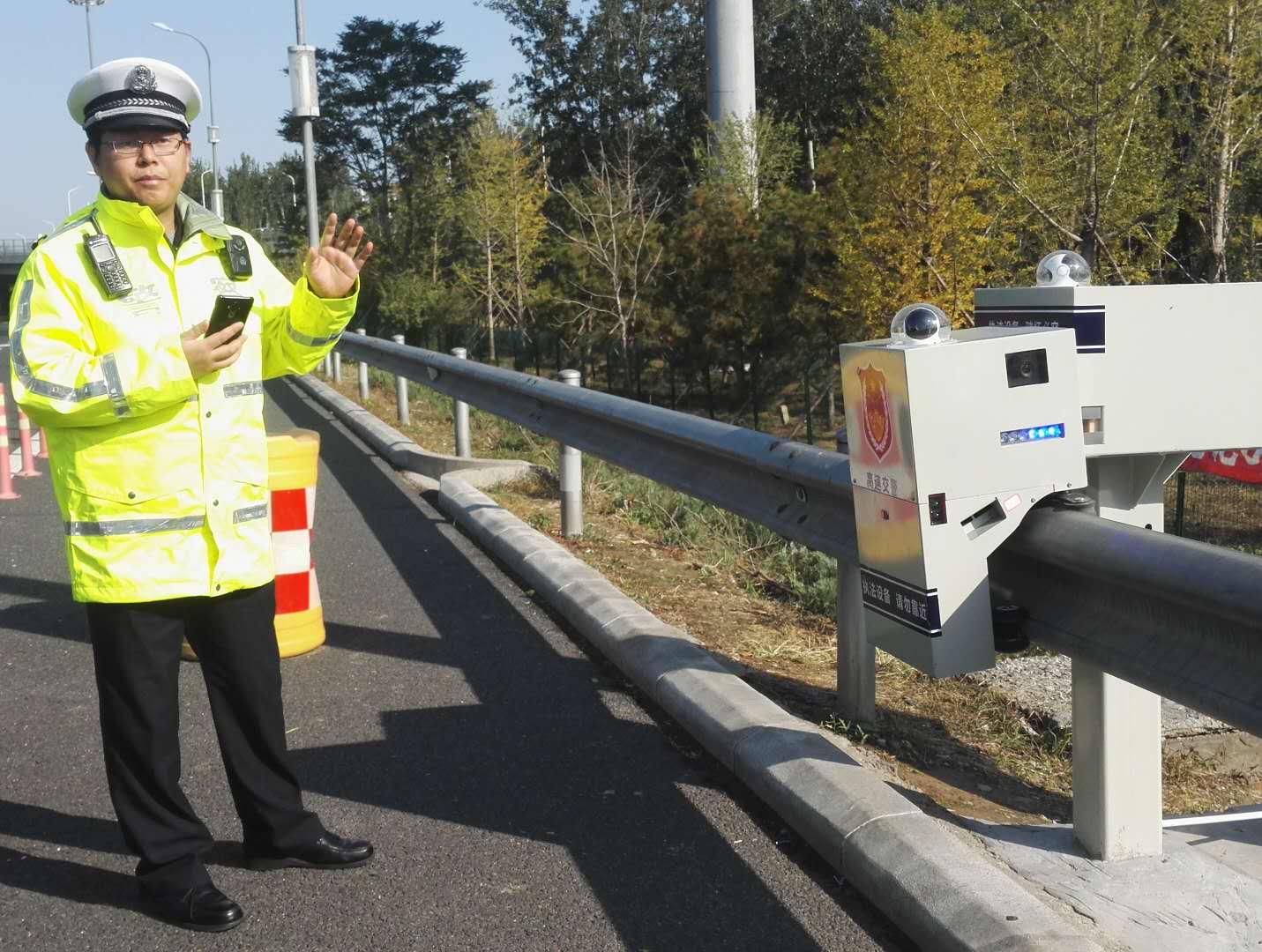 蓝白交织的守护——蓝白色护栏网片效果图解析