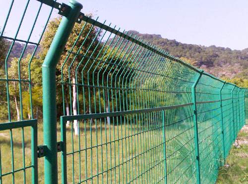 围栏护栏网生产厂家的多样选择与市场分析